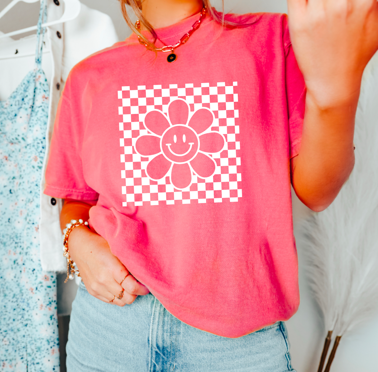 Retro Daisy Smiley Checker Graphic Tee | Spring Tee | Smiley