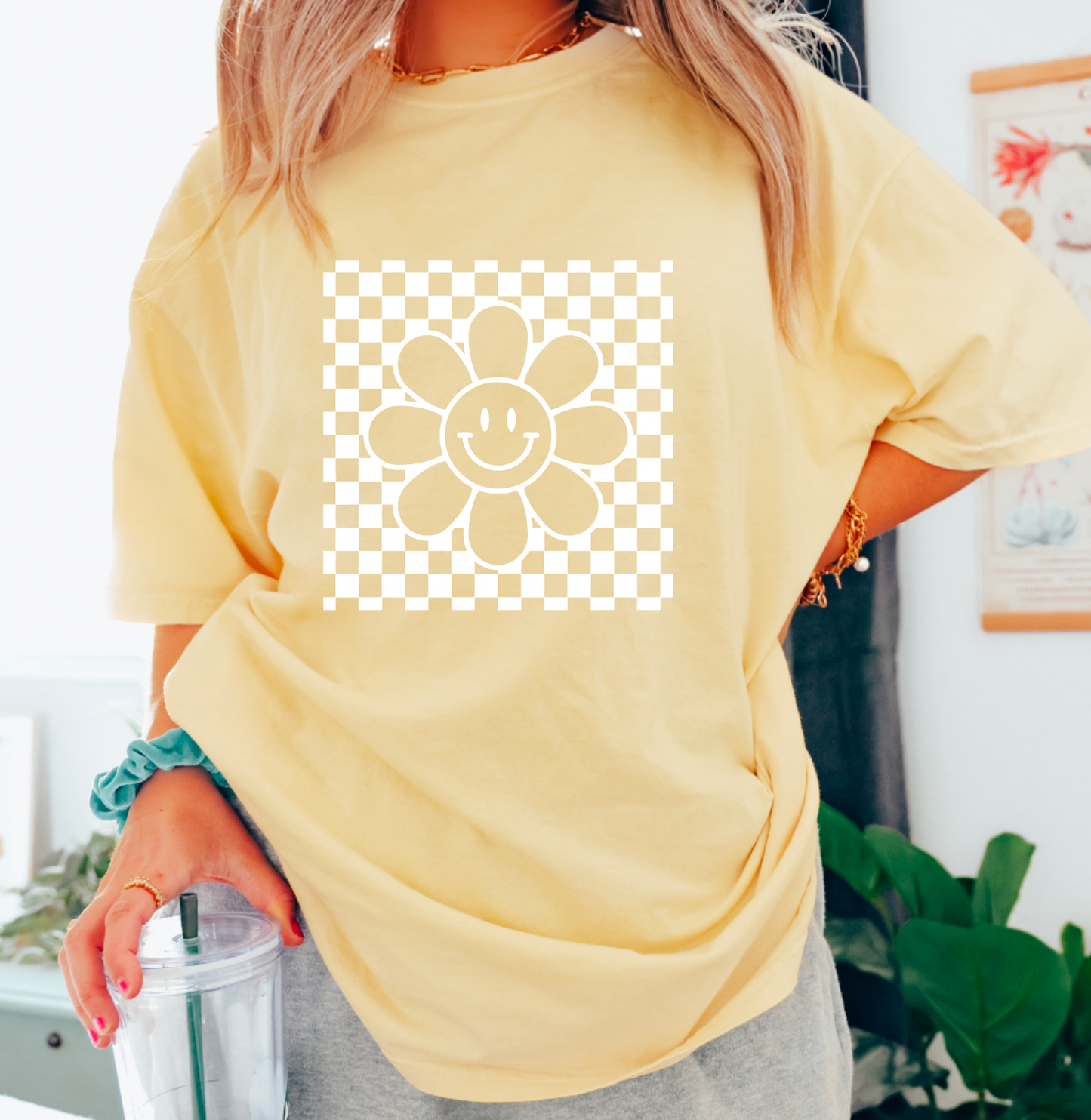 Retro Daisy Smiley Graphic Tee | Spring Tee | Smiley Tees